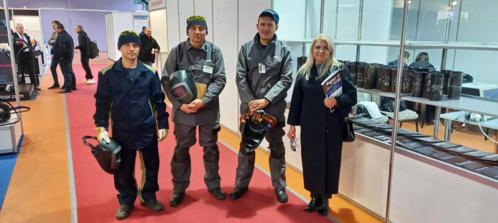 Костунова и сварщики.jpg